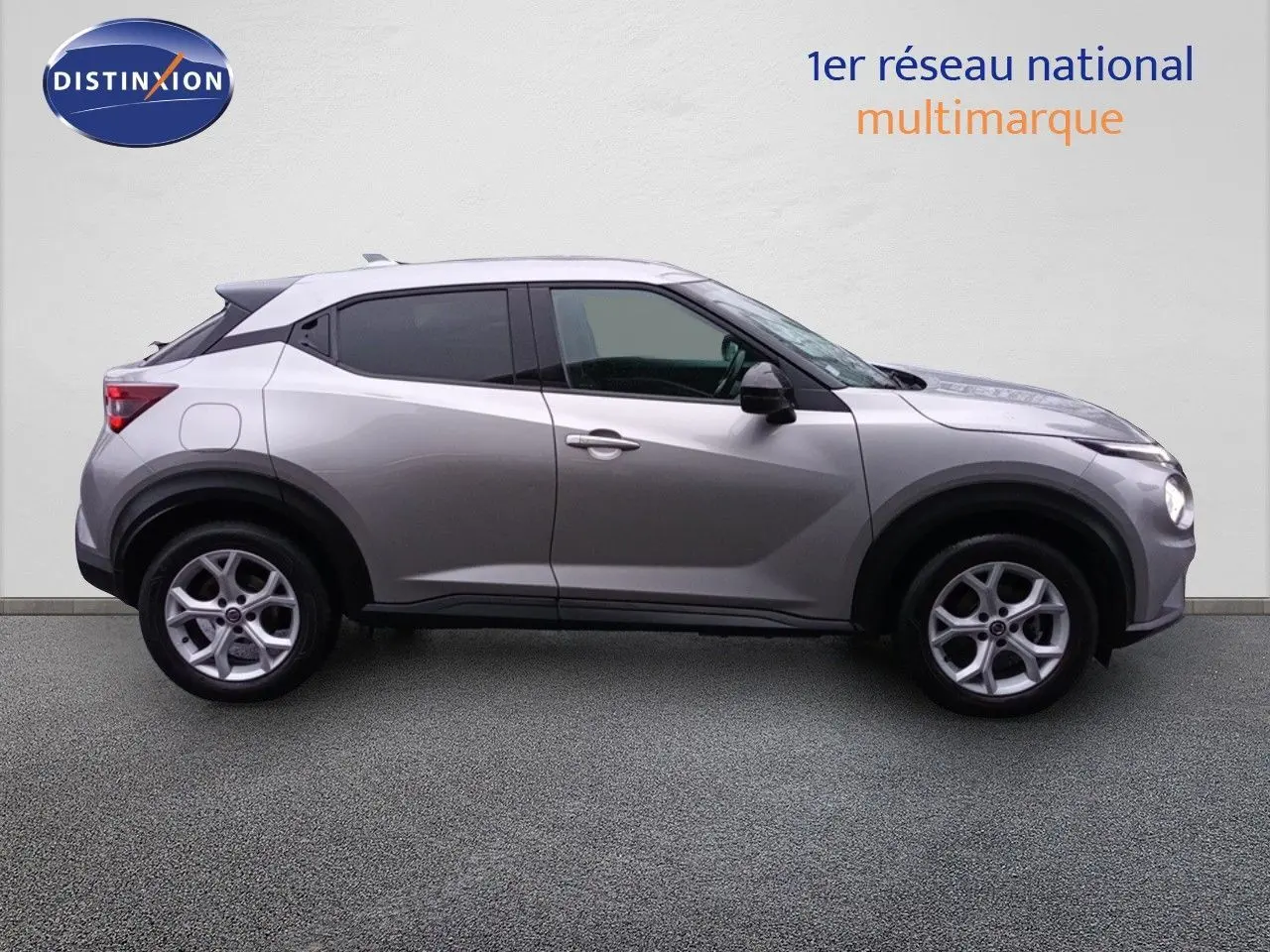 Vue latérale droite du Nissan Juke gris platine métal de 2020, soulignant ses lignes compactes et ses jantes alliage.