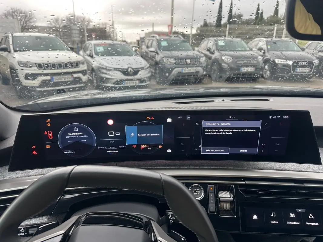 Vue intérieure du cockpit numérique du Peugeot 3008 Hybrid gris 2025, avec tableau de bord et écran tactile large.
