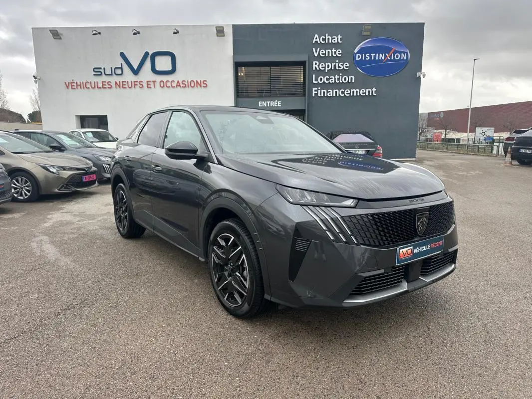 Peugeot 3008 Hybrid gris en 3/4 avant droit, avec calandre noire distinctive et jantes alliage 19 pouces.