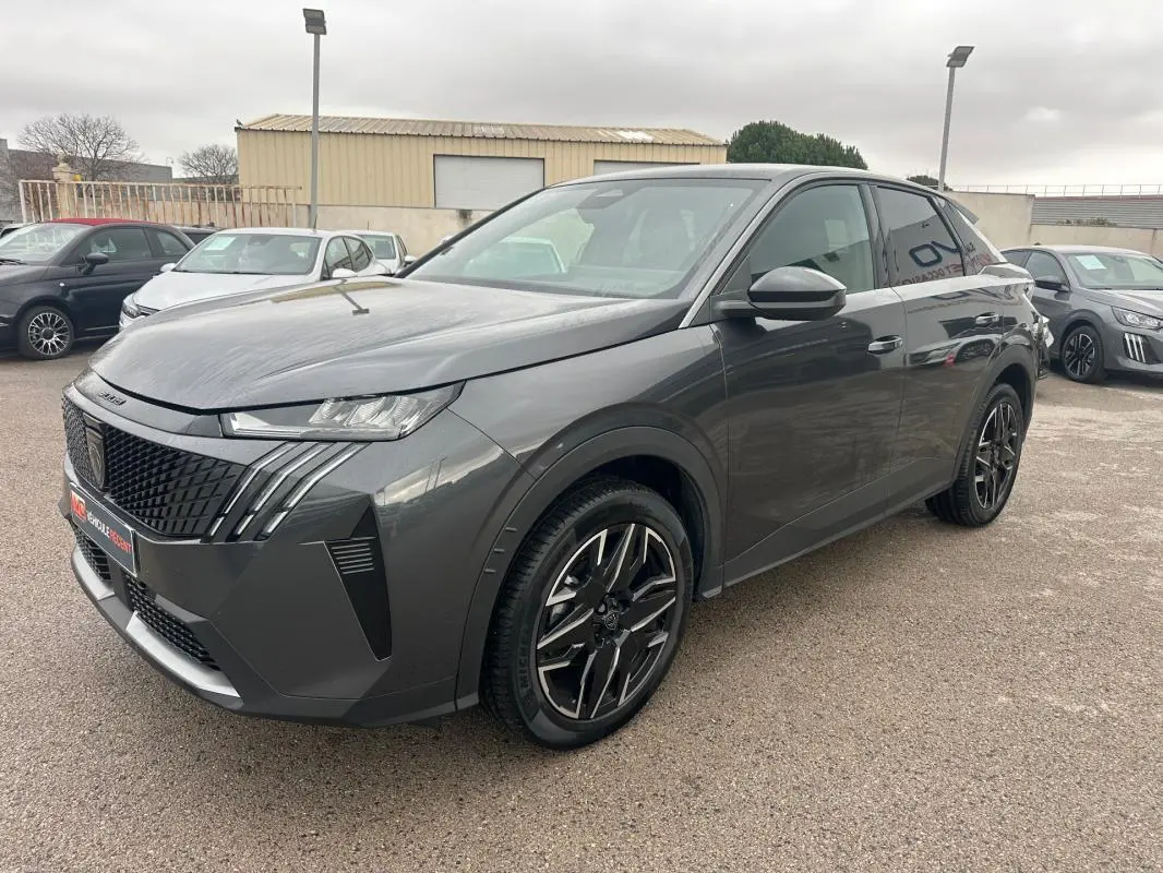 Peugeot 3008 Hybrid gris en 3/4 avant droit, jantes alliage 19 pouces et calandre distinctive moderne.