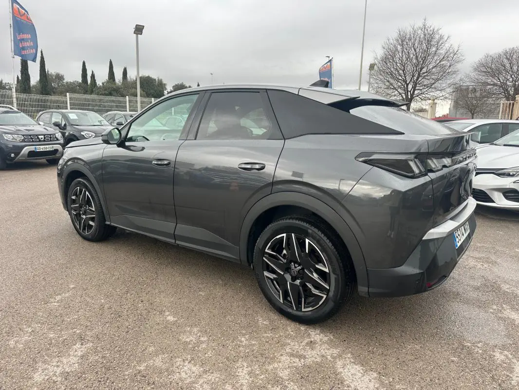 Vue 3/4 arrière droite d’un Peugeot 3008 Hybrid gris avec jantes alliage 19 pouces et feux arrière LED distinctifs.