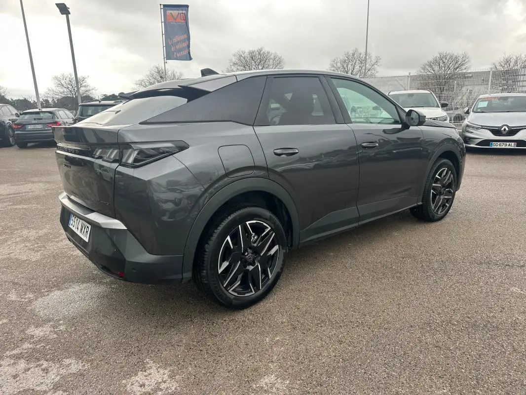Peugeot 3008 Hybrid gris vu en 3/4 arrière droit, avec jantes alliage 19 pouces et feux arrière LED distinctifs.