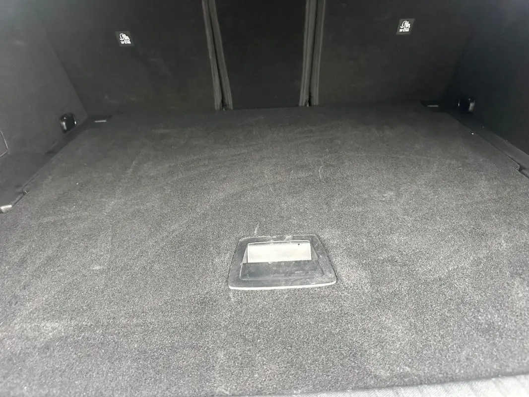 Vue intérieure du coffre spacieux et tapissé en gris foncé du Peugeot 3008 Hybrid 136 e-DCS6 Allure 2025.