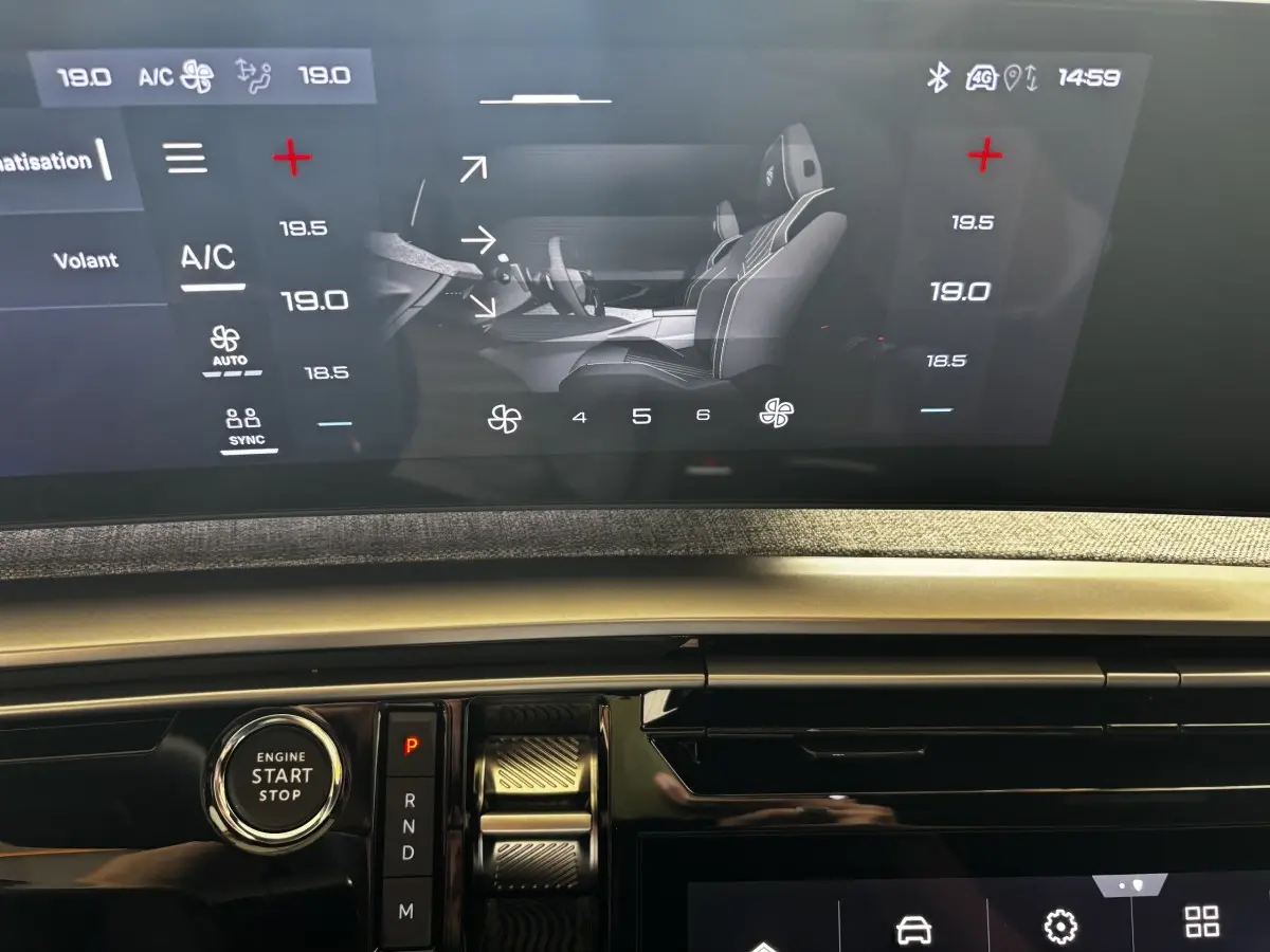 Vue rapprochée de l’intérieur du Peugeot 3008 gris clair, montrant le bouton démarrage et la console centrale moderne.
