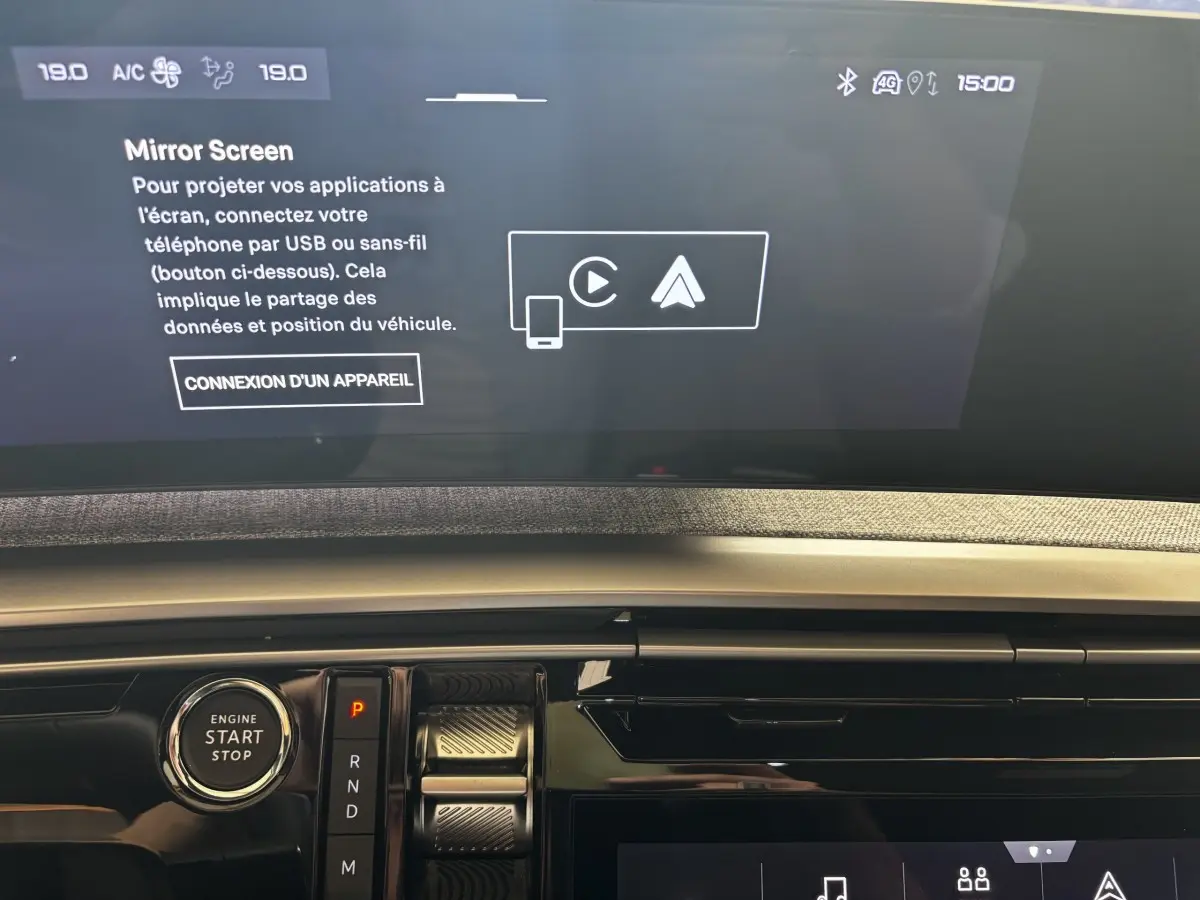 Vue intérieure du tableau de bord du Peugeot 3008 gris clair, avec écran tactile et bouton démarrage visible.