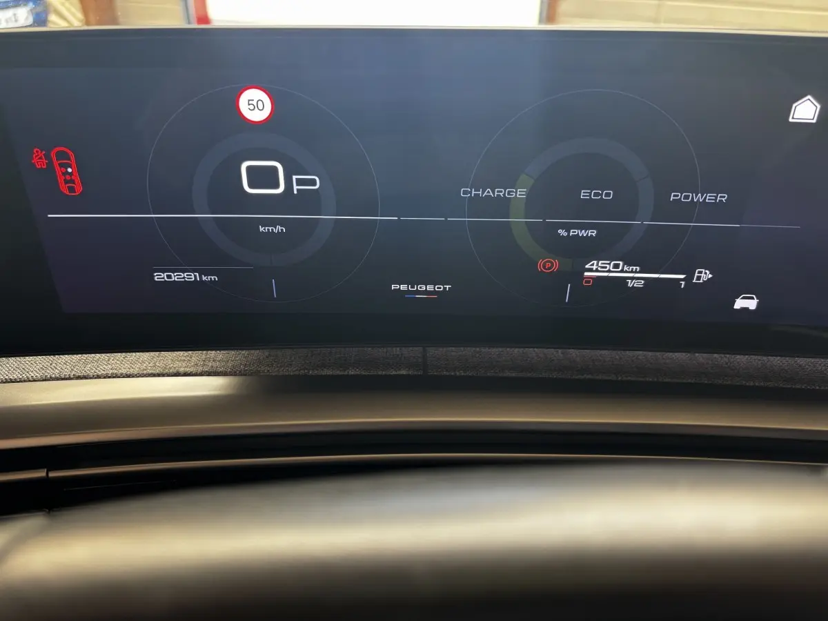 Affichage numérique multifonctions de la Peugeot 3008 hybride, tableau de bord avec indicateurs vitesse, autonomie et mode éco.