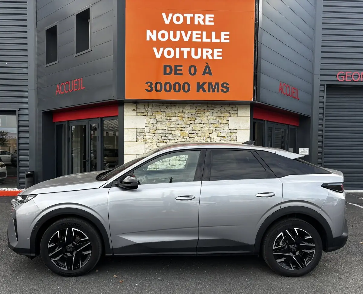 Peugeot 3008 gris clair vue de profil côté gauche, avec jantes noires et toit noir contrastant.