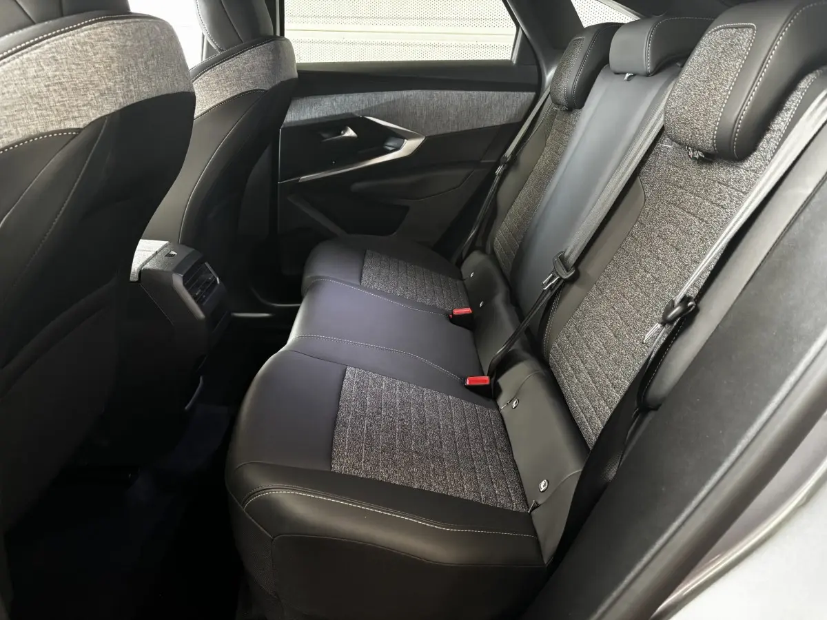 Vue côté droit de la banquette arrière bicolore gris et noir du Peugeot 3008 1.2 Hybrid 145 Allure 2025.