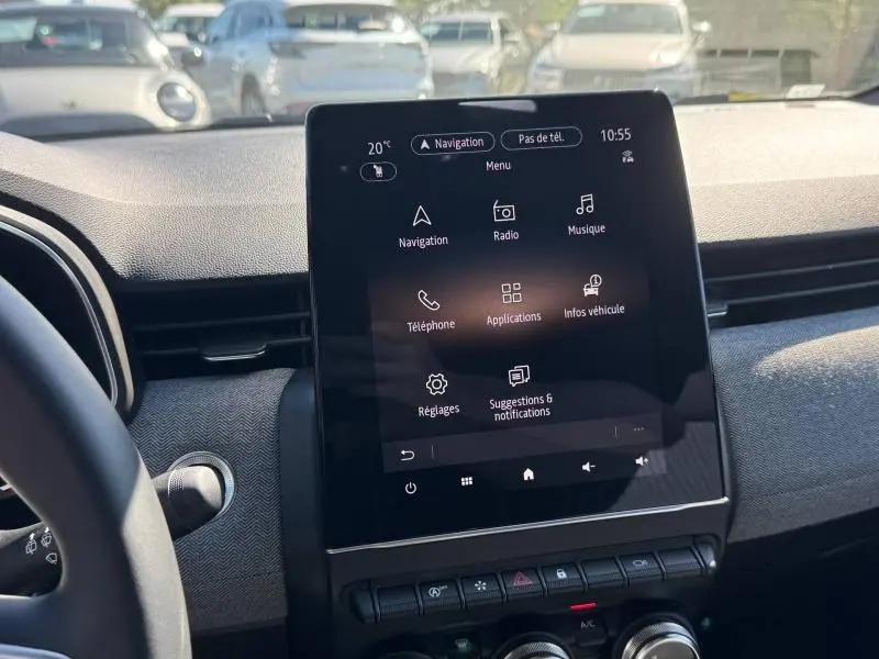 Vue intérieure centrée sur l'écran tactile du tableau de bord de la Renault Clio 1.0 Eco-G 2025 avec commandes visibles.