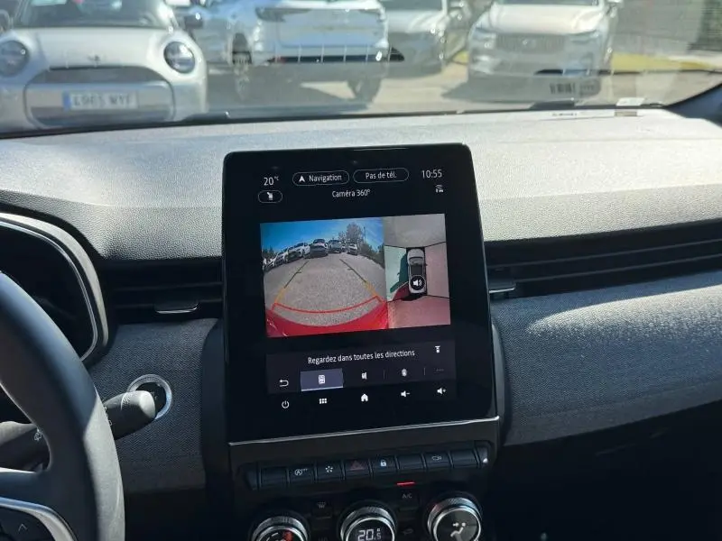 Vue intérieure du tableau de bord de la Renault Clio 2025, écran central affichant la caméra 360°, volant à gauche.