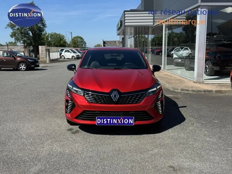 Vue de face d'une Renault Clio 1.0 Eco-G 100ch Techno rouge vif, avec calandre noire et logo Renault bien visible.