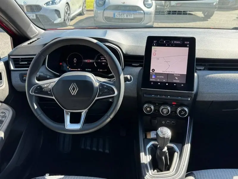 Vue intérieure avant centrée sur le volant et la console centrale d'une Renault Clio 1.0 Eco-G 100ch Techno 2025 avec boîte manuelle.