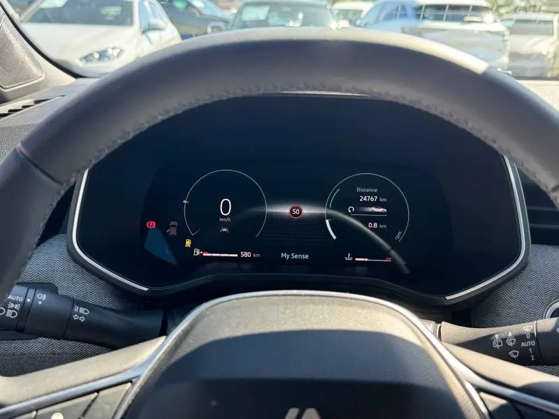 Vue depuis le siège conducteur sur le tableau de bord numérique de la Renault Clio 1.0 Eco-G 100ch Techno 2025, affichage digital clair.