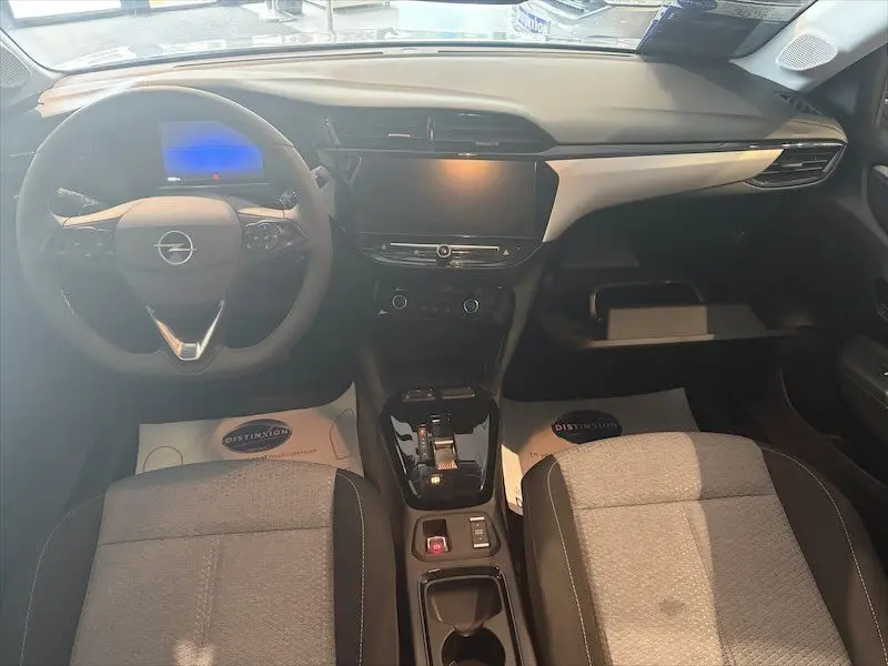 Vue intérieure avant de l’Opel Corsa gris 2025, mettant en valeur le volant multifonction et la grande console centrale tactile.
