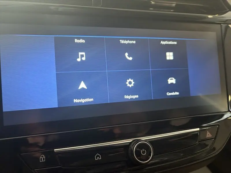Écran tactile central de l’Opel Corsa 1.2 Turbo 100 Edition BVA8 2025 affichant les menus radio, téléphone, navigation et réglages.