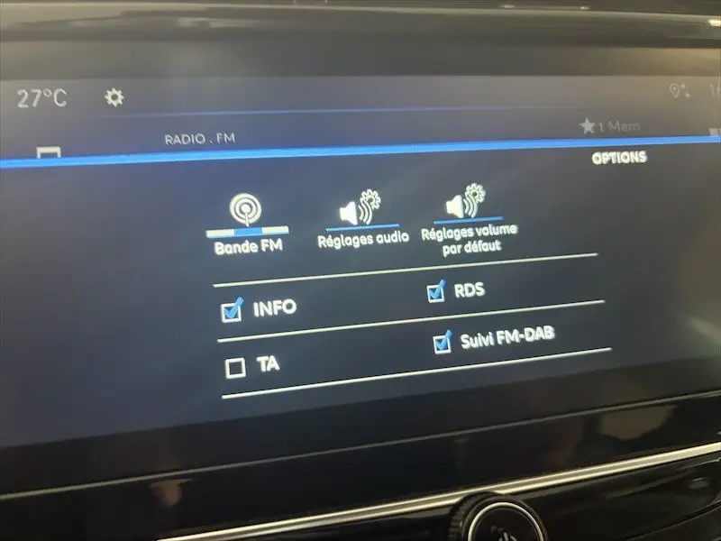 Écran tactile intérieur de l’Opel Corsa gris 2025 affichant les réglages audio FM avec options activées.