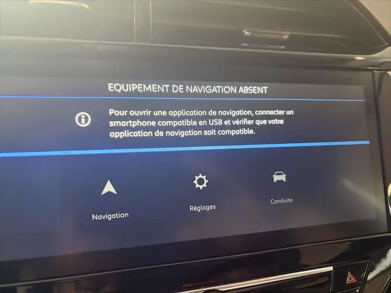 Écran central de l’Opel Corsa 2025 gris montrant un message d’absence d’équipement de navigation.