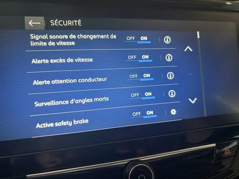 Écran tactile intérieur de l’Opel Corsa 1.2 Turbo 100 Edition 2025 montrant les options de sécurité activées.