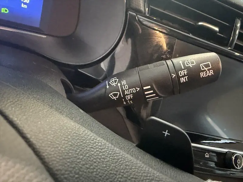 Gros plan sur la commande des essuie-glaces côté droit du tableau de bord d’une Opel Corsa gris 2025, version 1.2 Turbo 100 Edition.