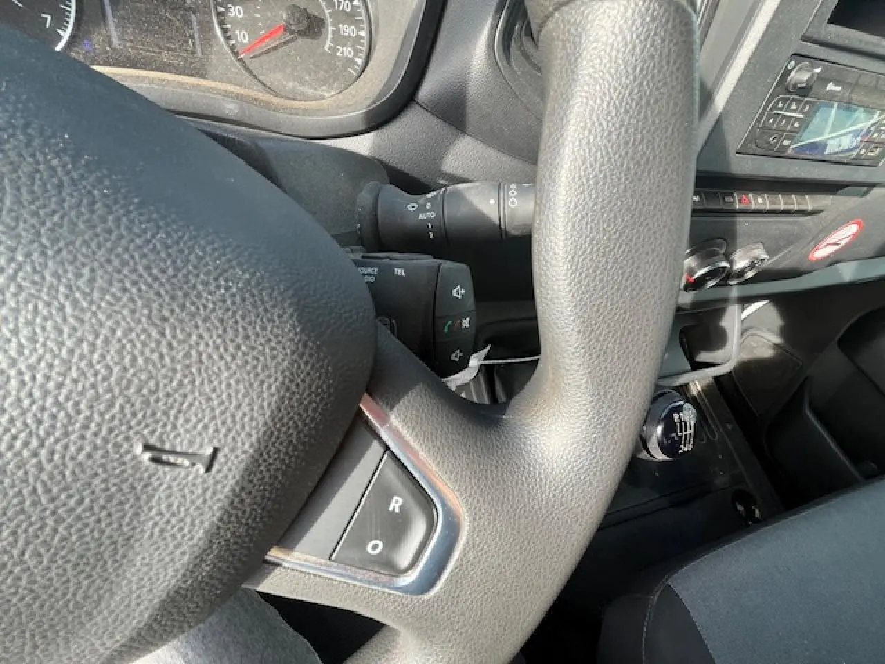 Gros plan sur le volant et le tableau de bord du Renault Master 2.3 dCi 130, avec levier de vitesses manuel visible.