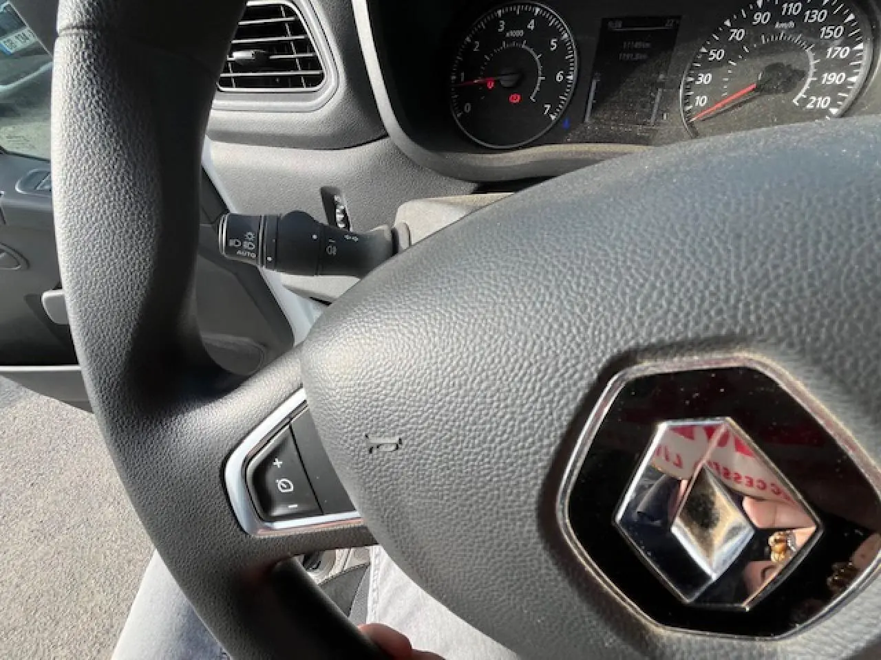 Vue rapprochée du volant Renault Master 2024 avec logo central, commandes intégrées et tableau de bord partiellement visible.