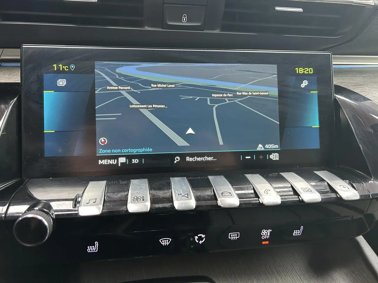 Écran tactile 10'' du Peugeot 508 Hybrid rouge clair, vue rapprochée de la console centrale avec commandes piano chromées.
