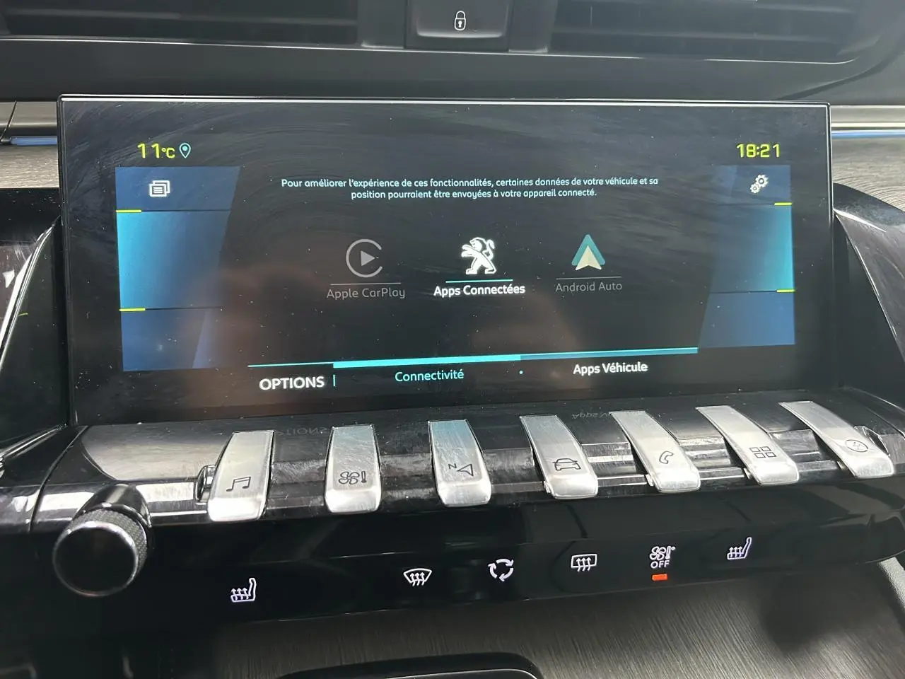 Écran tactile central du Peugeot 508 Hybrid rouge clair avec commandes chromées et affichage Apple CarPlay.