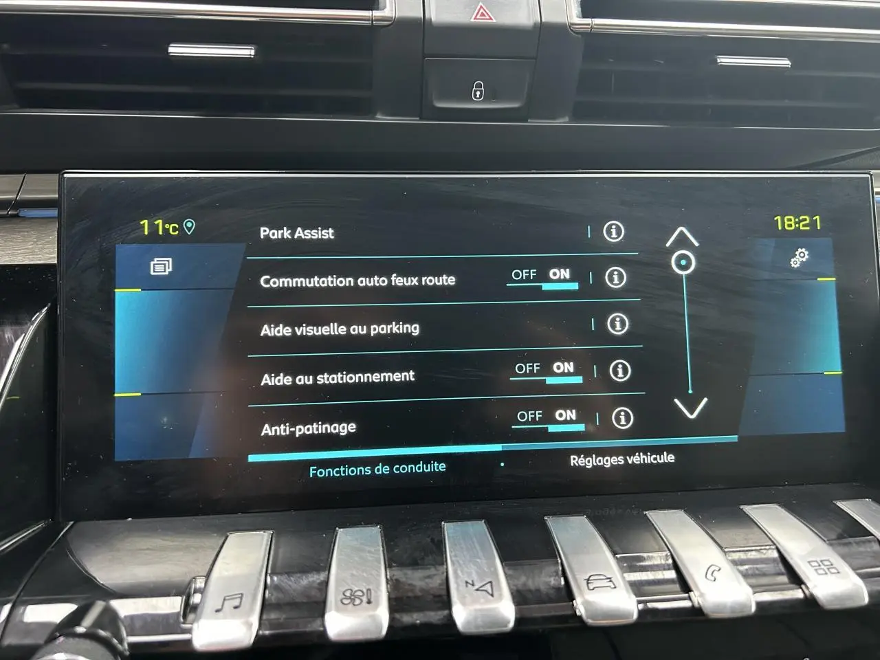 Écran tactile central du Peugeot 508 Hybrid rouge clair affichant les réglages d'aide à la conduite et park assist