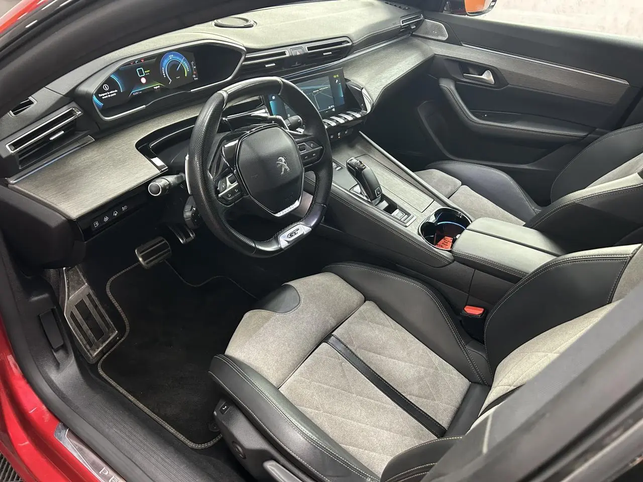 Intérieur Peugeot 508 Hybrid 2021 vu côté conducteur, sellerie Alcantara noire et grise, volant compact GT et écran tactile.