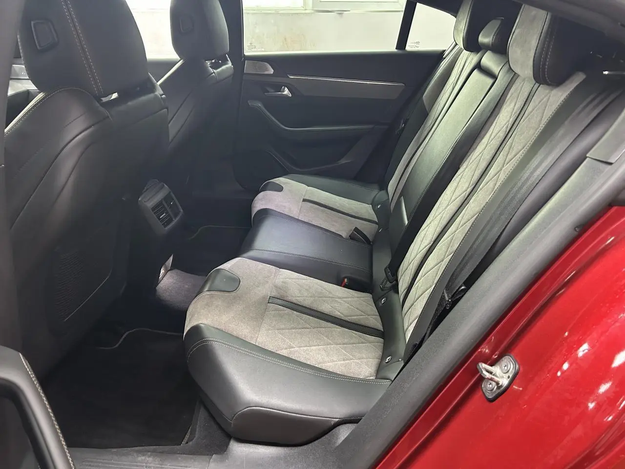 Vue côté droit de la banquette arrière en cuir noir et alcantara gris d'une Peugeot 508 rouge clair 2021.