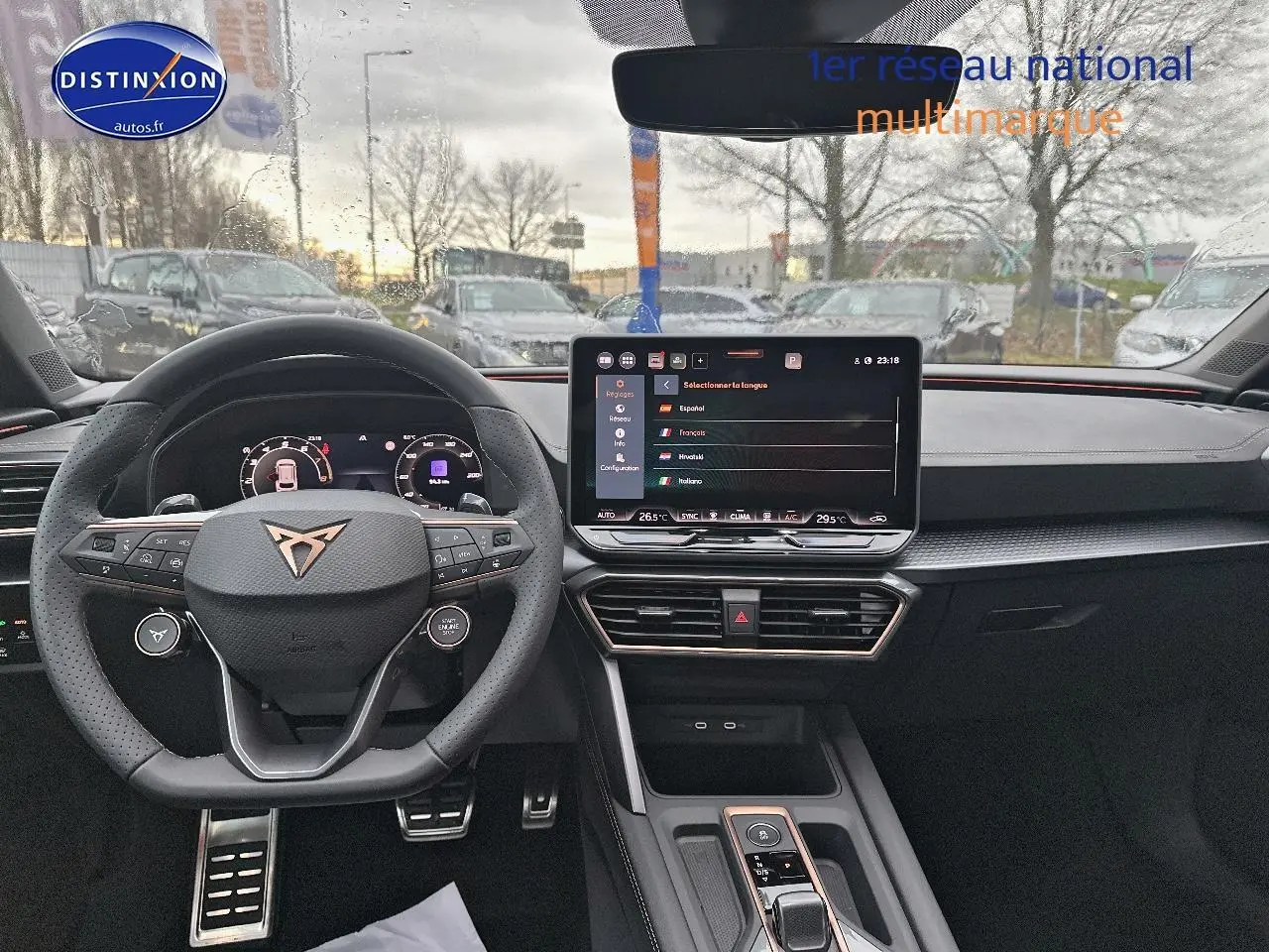 Vue intérieure avant du CUPRA LEON ST gris magnétique, avec volant sport multifonction et écran tactile central.