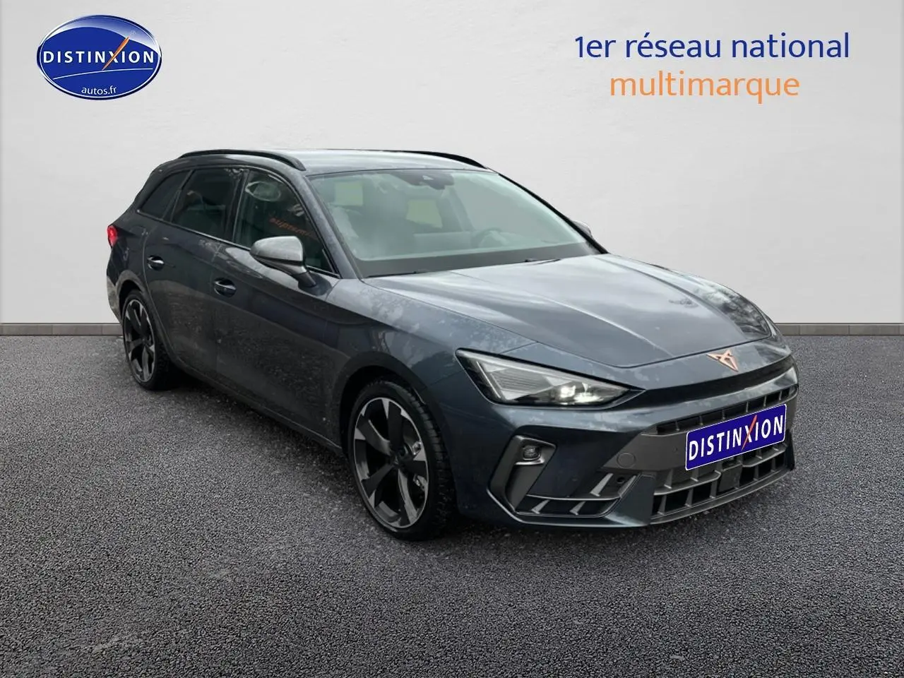 CUPRA Leon ST gris magnétique en 3/4 avant gauche, avec jantes alu noires et toit ouvrant visible.