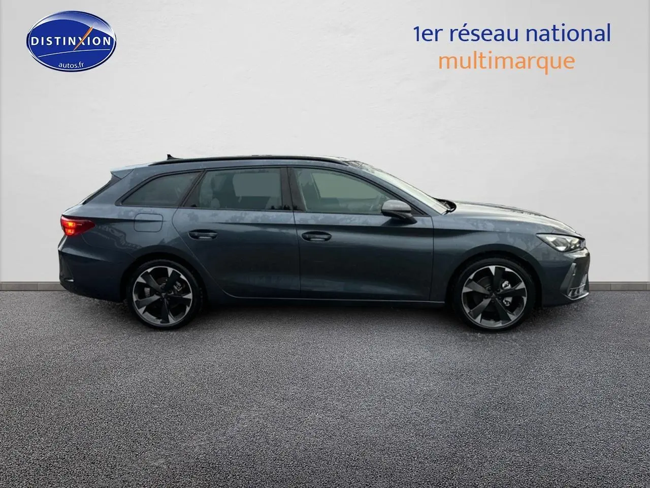 Profil droit de la CUPRA LEON ST 1.5 etsi hybrid gris magnétique avec jantes alliage et feux arrière LED allumés.