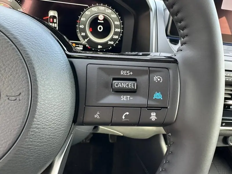 Détail du volant côté droit du Nissan Qashqai Hybrid e-POWER 2025 avec commandes de régulateur de vitesse et assistance active.