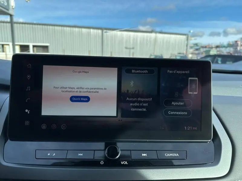 Écran tactile central du tableau de bord du Nissan Qashqai Hybrid e-POWER 2025, affichant Google Maps et options Bluetooth.