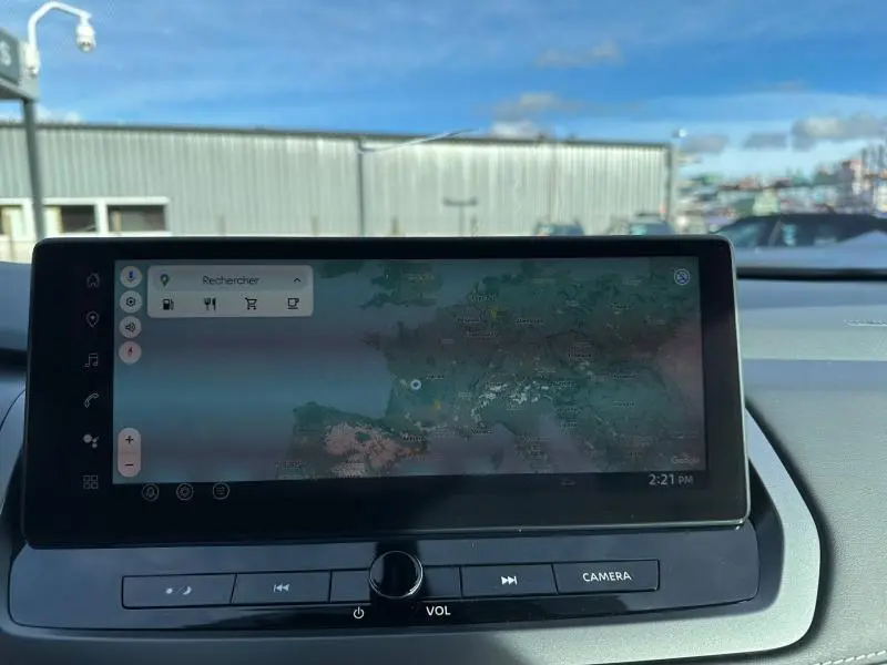 Écran tactile central du tableau de bord du Nissan Qashqai Hybrid e-POWER 2025 affichant une carte de navigation.