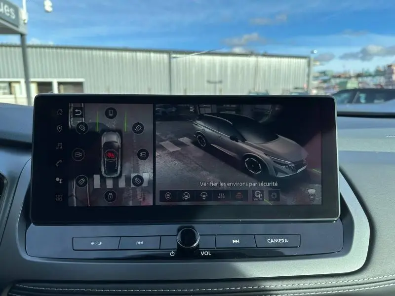 Écran central montrant une vue 3D et aérienne du Nissan Qashqai Hybrid e-POWER 2025 en Gris Argile, côté droit.