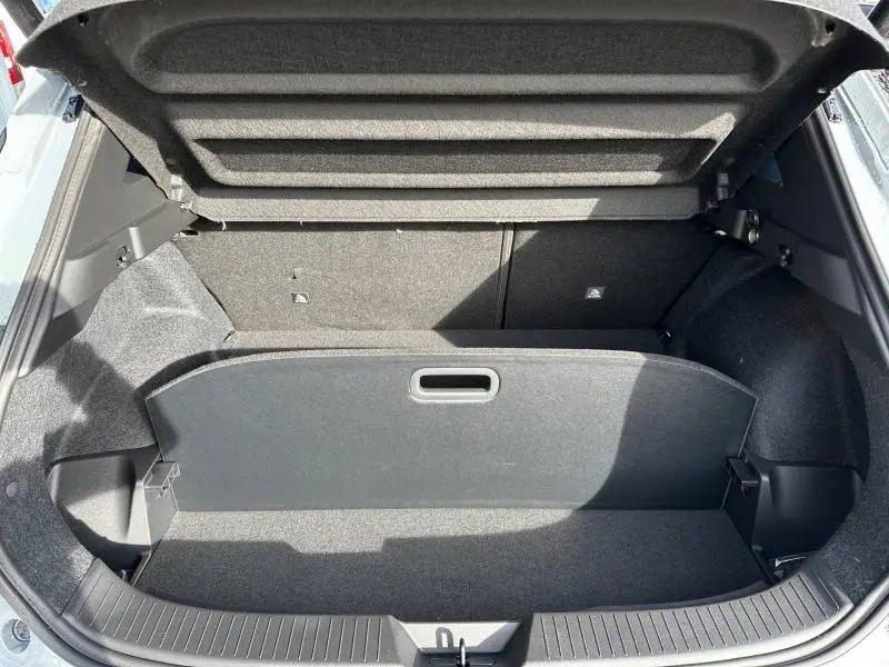 Coffre ouvert vu de dessus du Nissan Qashqai Hybrid e-POWER 2025 en Gris Argile, montrant l'espace de rangement intérieur.