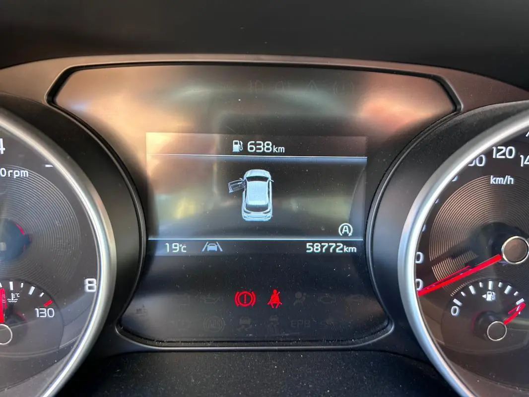 Tableau de bord de Kia CEE'D 2022 avec affichage numérique central montrant 58772 km et température à 19°C.