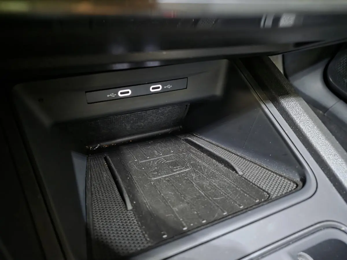 Vue rapprochée de la console centrale noire du CUPRA Leon 2023 avec deux prises USB-C éclairées.