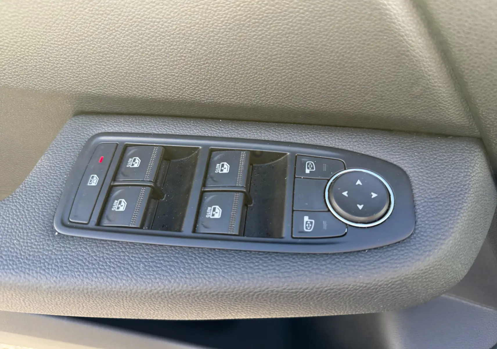 Commande des vitres électriques et réglage des rétroviseurs côté gauche dans une Renault Clio V gris schiste 2025.