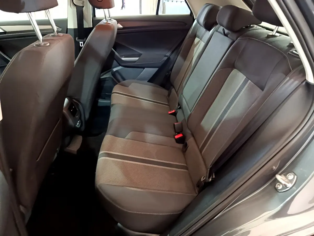 Vue intérieure côté droit sur la banquette arrière en tissu gris du Volkswagen T-Roc 2021 finition Lounge.