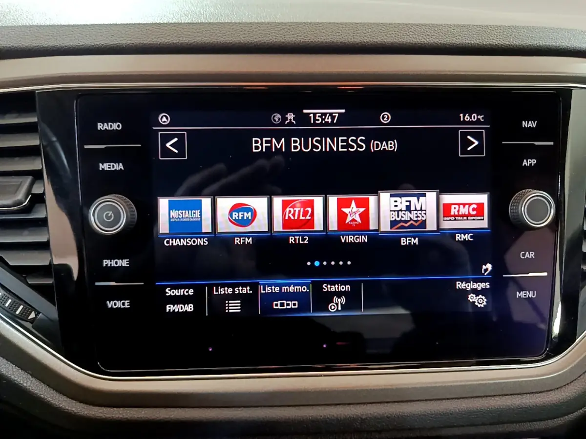 Écran tactile central du Volkswagen T-Roc 1.0 TSI 110 Lounge affichant les stations radio numériques.