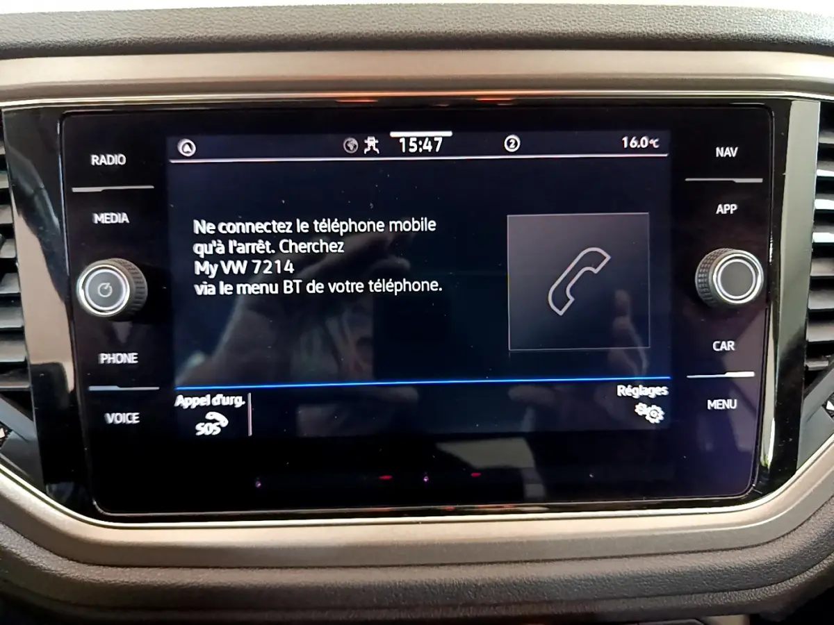 Écran tactile central du Volkswagen T-Roc 2021 affichant les instructions de connexion Bluetooth, vue de face.