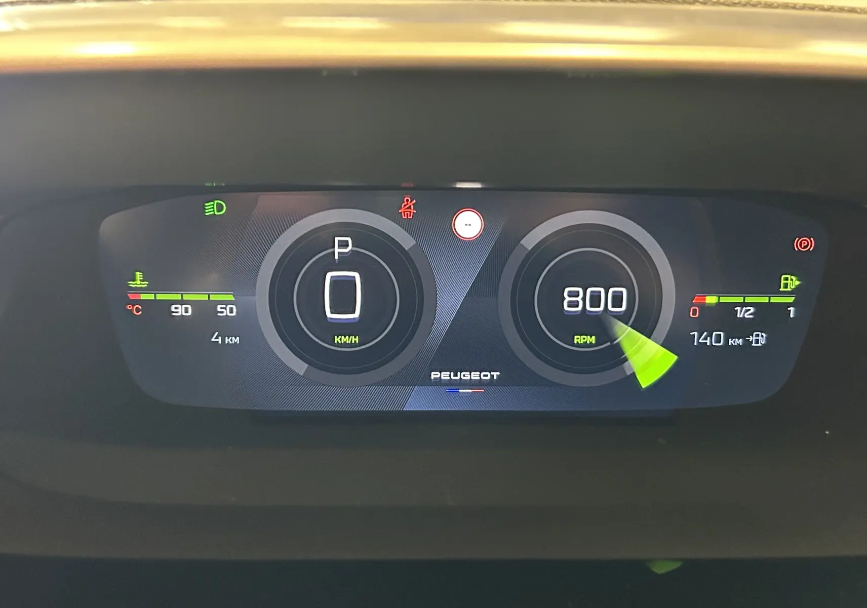 Affichage numérique du tableau de bord de la Peugeot 308 III Ph.2 GT, montrant la vitesse à 0 km/h et le régime moteur à 800 RPM.