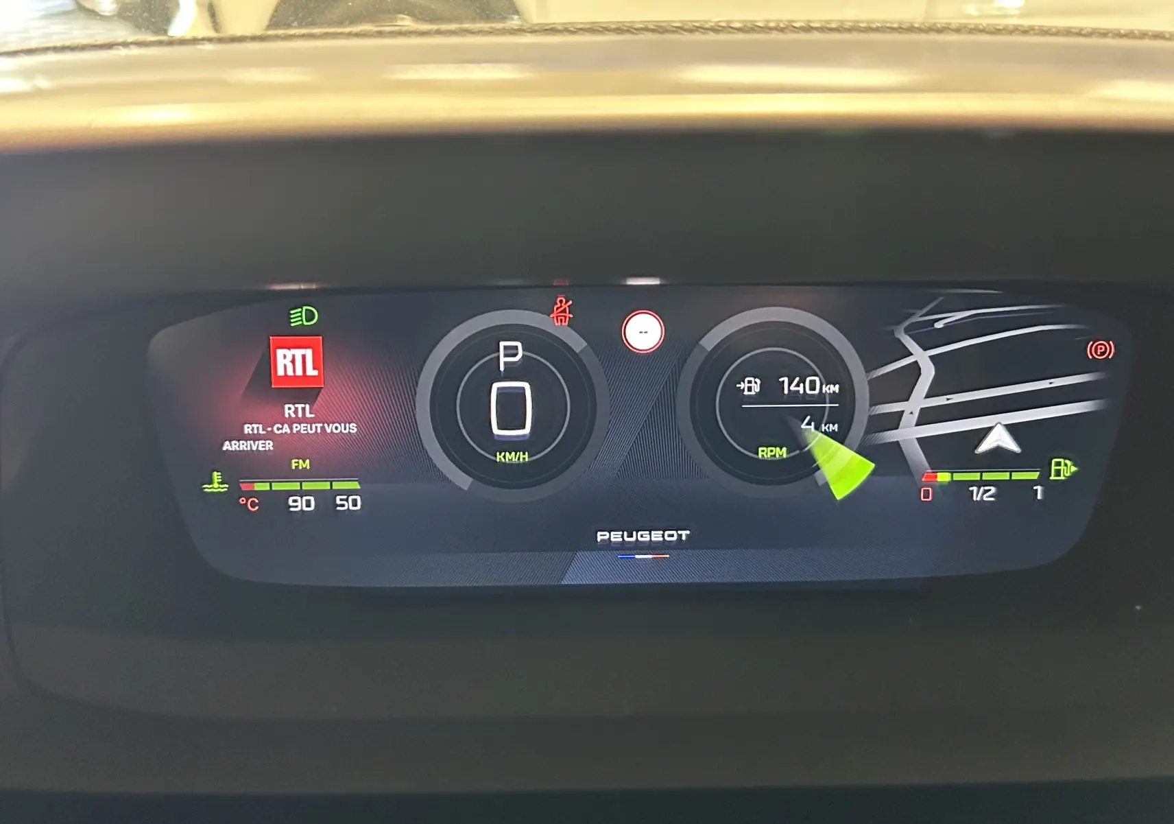 Tableau de bord numérique 10'' 3D de la Peugeot 308 GT gris Artense, affichant vitesse, navigation et radio RTL.