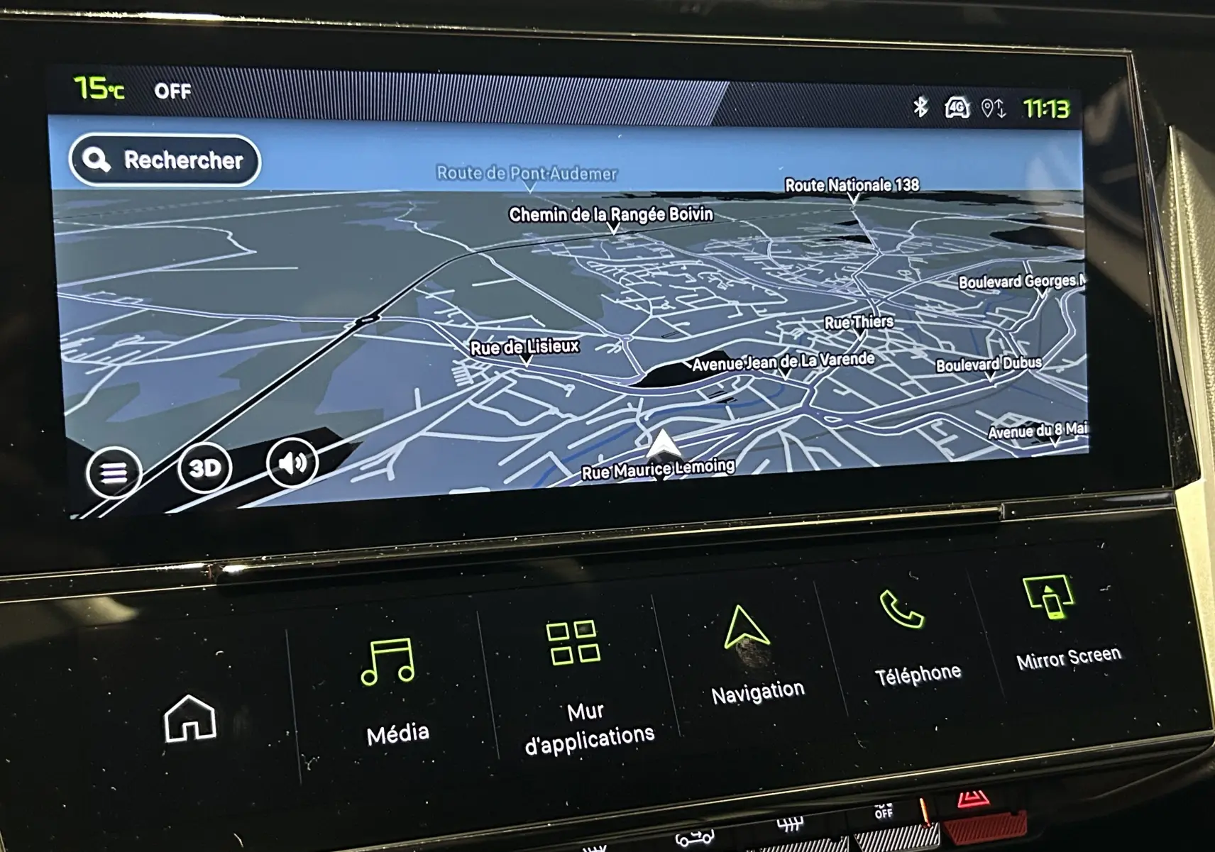 Écran tactile central de la Peugeot 308 GT 2026 affichant la navigation avec carte en mode 3D et menu multimédia.