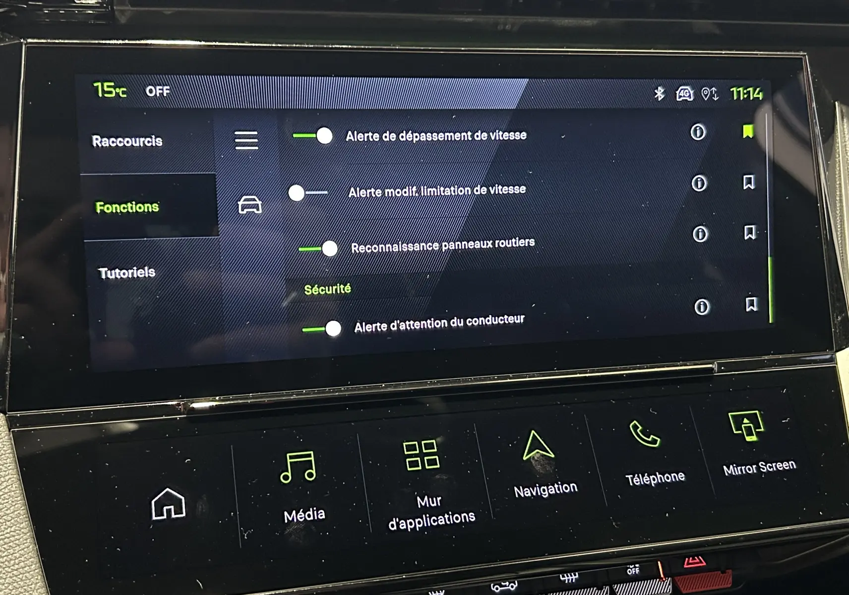 Écran tactile central de la Peugeot 308 gris Artense montrant les réglages d’alertes de sécurité et fonctions connectées.