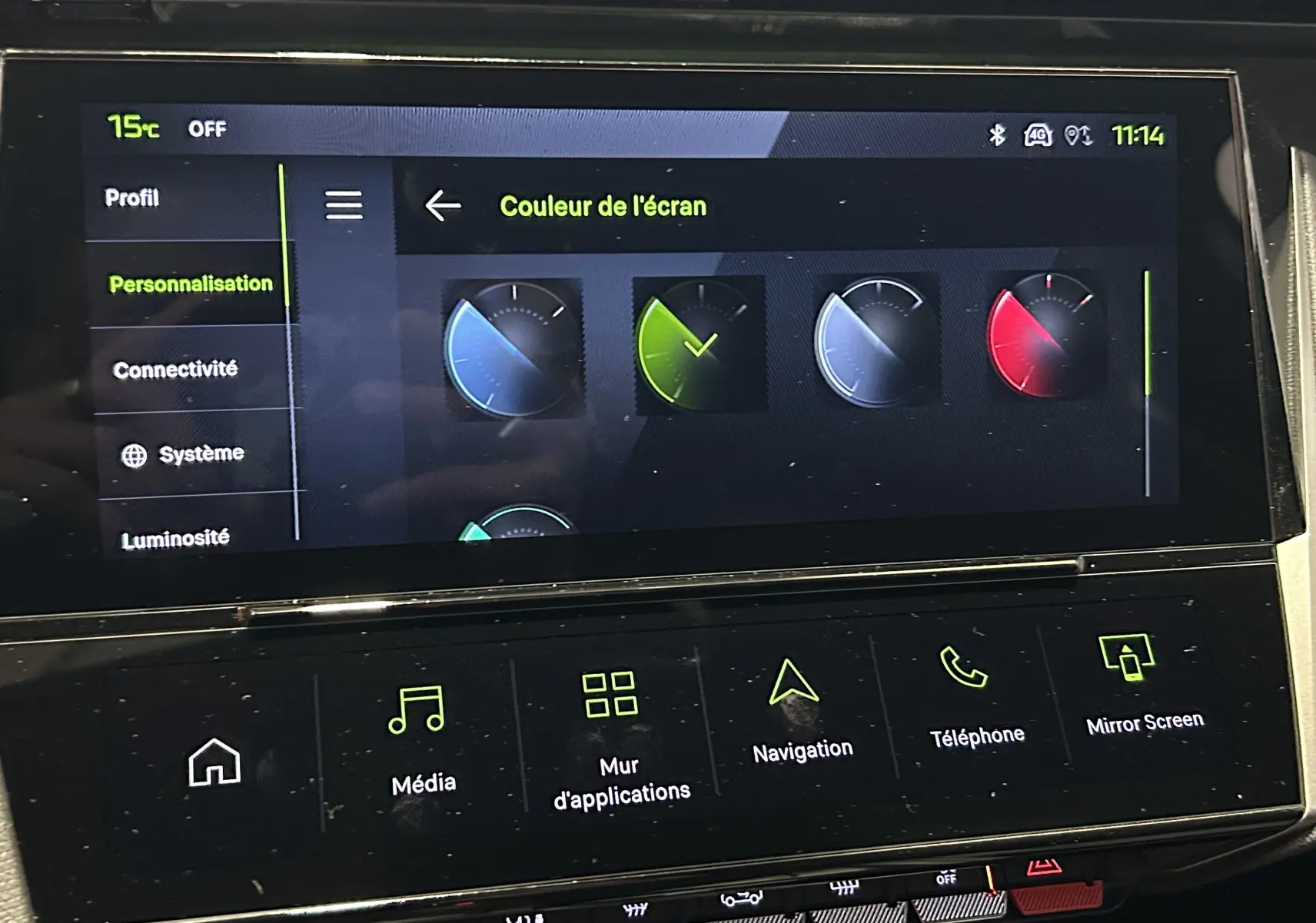 Écran tactile intérieur de la Peugeot 308 III Ph.2 GT, affichant le menu de personnalisation des couleurs d’écran.