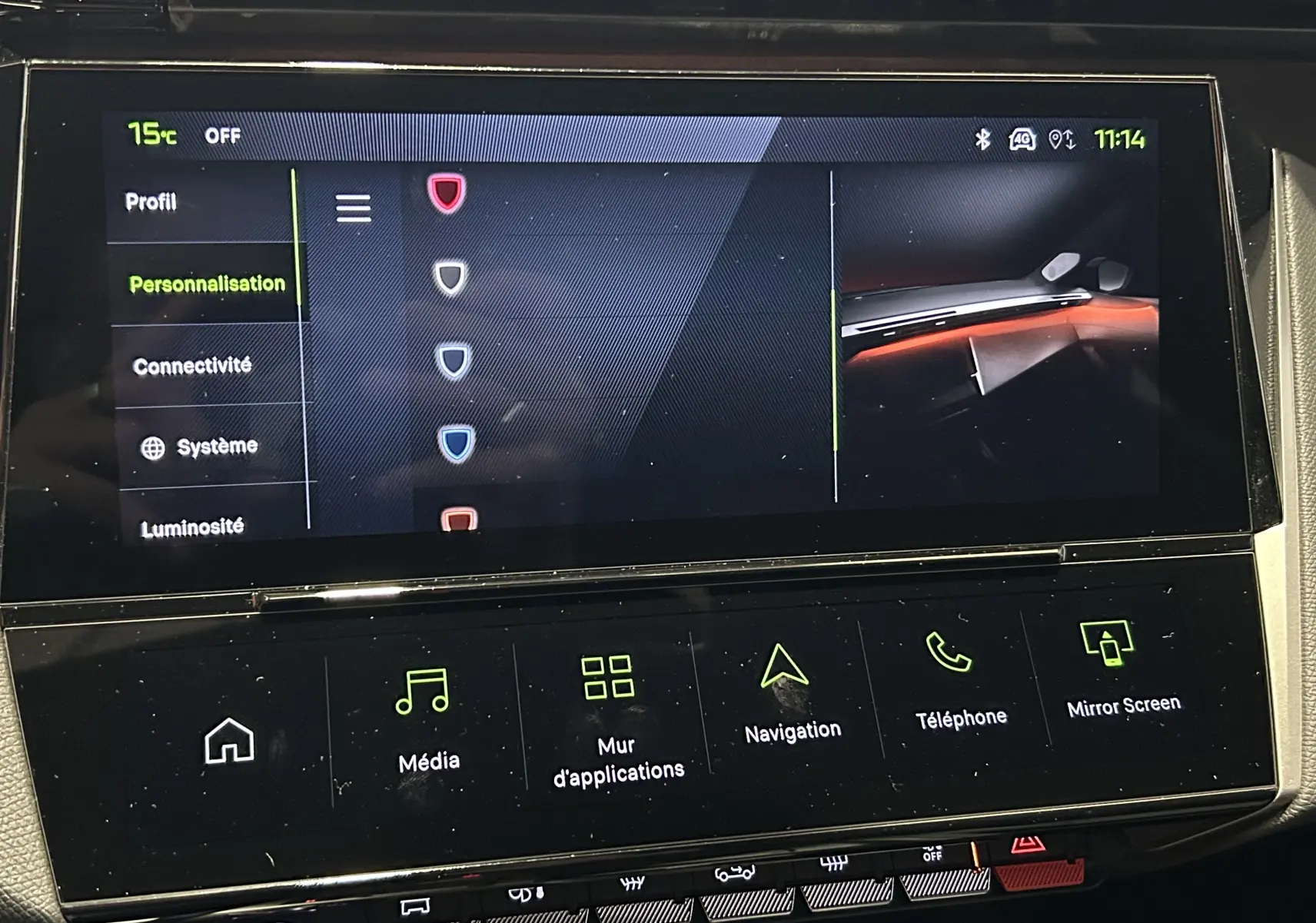 Écran tactile central du Peugeot 308 III Ph.2 GT affichant les options de personnalisation et connectivité.
